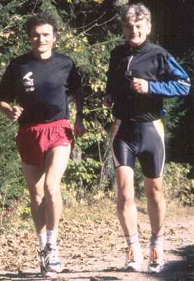 Joschka Fischer und sein Marathontrainer Herbert Steffny beim Jogging in Titisee
