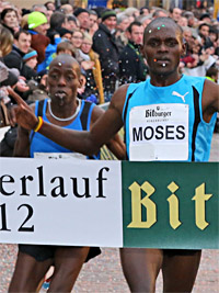Moses Kipsiro gewinnt zum vierten Mal beim Trierer Silvesterlauf - Foto Copyright: www.herbertsteffny.de