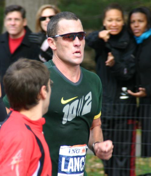 Lance Armstrong kmpft sich im Central Park zum Ziel des 2006 New York Marathons durch